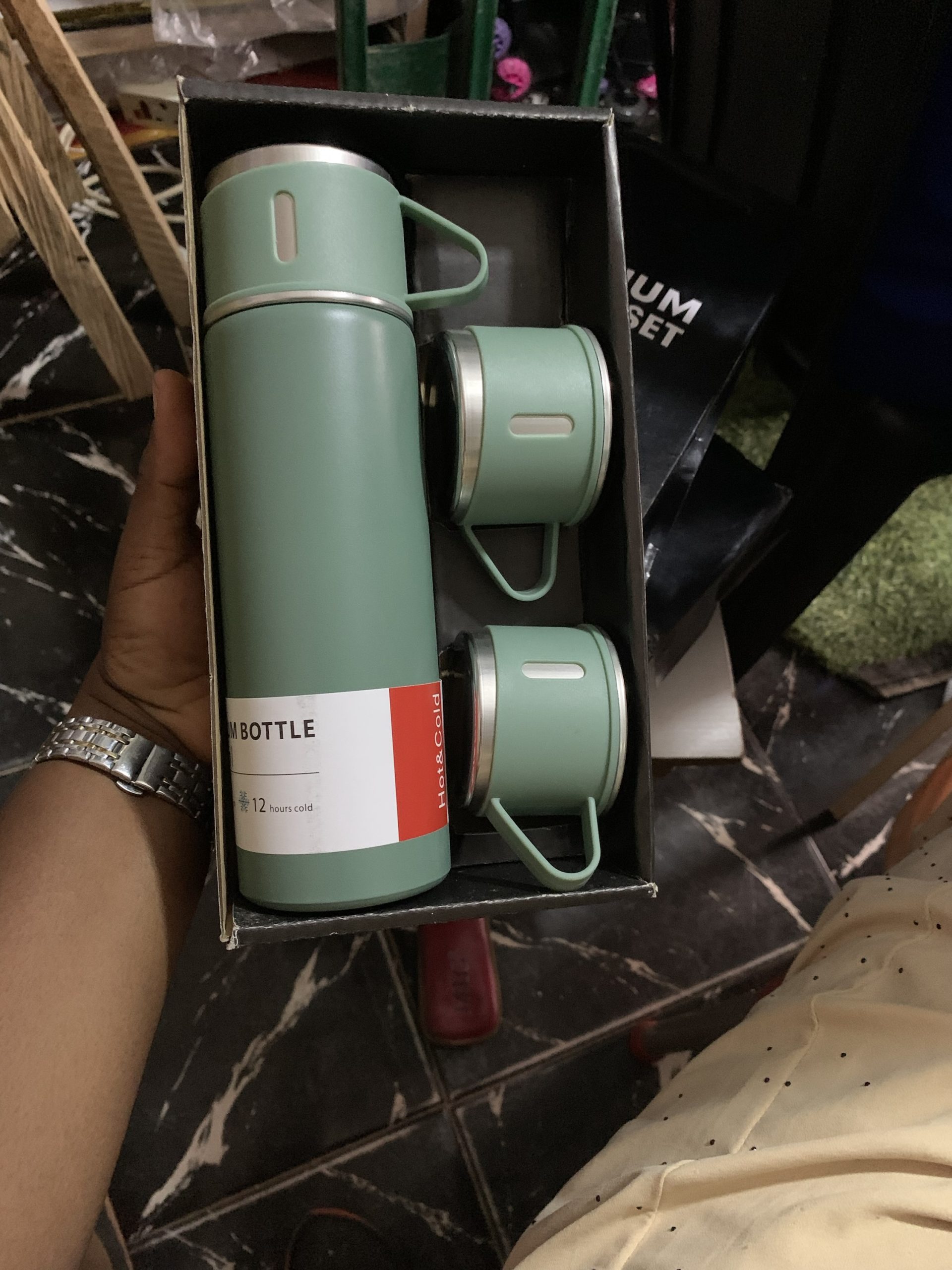 img_5426 Vacuum flasks and cup - Image 1
