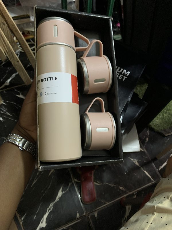 Vacuum flasks and cup - Image 3